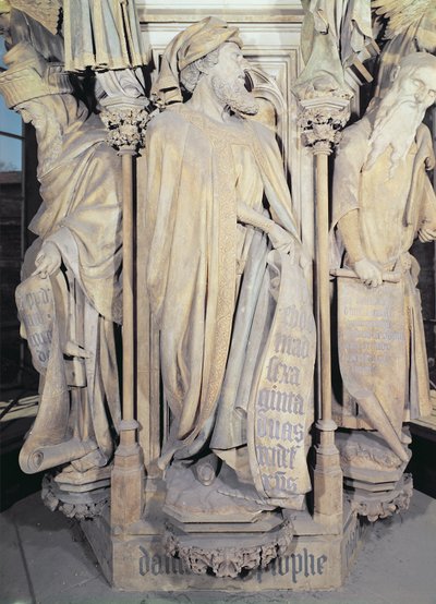 Der Mosesbrunnen, Detail mit dem sechseckigen Sockel und den Figuren von Daniel (Mitte), Zacharias (links) und Jesaja (rechts) 1395-1404 von Claus and Malouel, Jean Sluter
